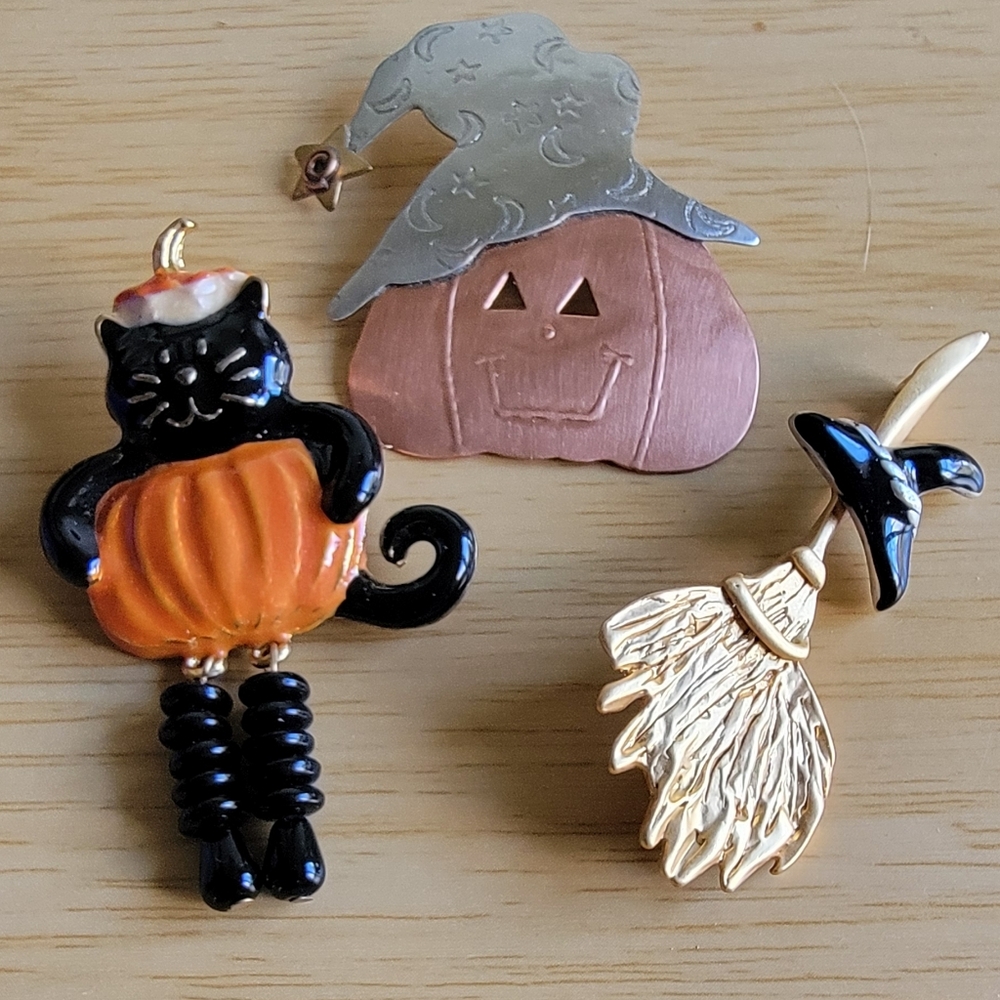 Halloween Brooches Set Of 3. Pumpkin, Cat  & Broom😁